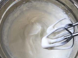 酸奶芝士杯,将奶油打发至湿性