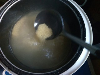 小米南瓜粥,锅中加入水烧开，然后倒入小米。