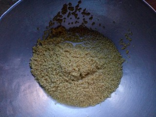 小米南瓜粥,小米淘洗干净。