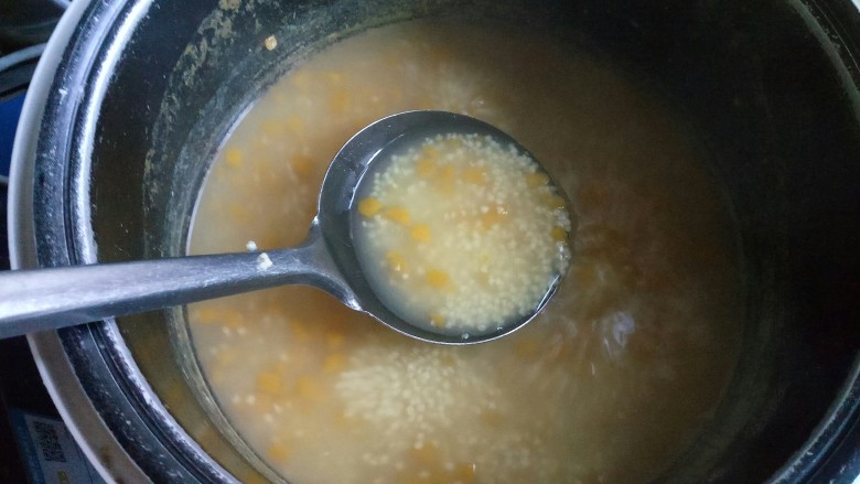 小米南瓜粥,待小米开花，粥变得粘稠后，就可以关火了。喜欢甜的亲可以在出锅前放点冰糖。