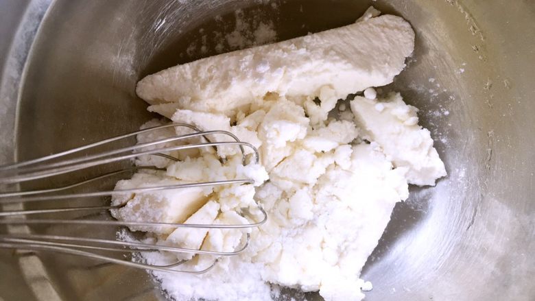爆浆面包,发酵面团的时间来做奶酪馅，奶油奶酪加糖粉搅拌均匀
