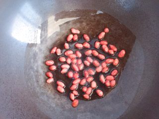 凉拌黄瓜,锅中倒油放入花生，小火炸至花生啪啪作响时，盛出晾凉待用。