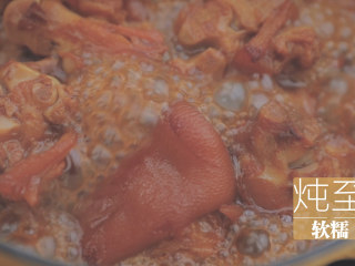 黄豆炖猪蹄「厨娘物语」,放入泡好的100g黄豆、1L热水、1个葱结，大火煮开后转小火煮1-2小时至软糯。（期间翻动一下以防粘锅，如果水少的话可以添加一些热水进去）