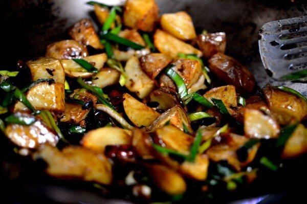 回锅土豆, 把火调高，再炒两分钟。 即可出锅。
