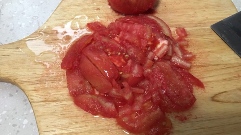 番茄炒鹅蛋,切碎粒，越碎越好，越容易翻炒入味。
