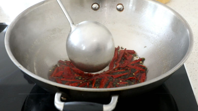 史上最好吃的沸腾水煮鱼,煮干辣椒，下入麻椒至到水开。