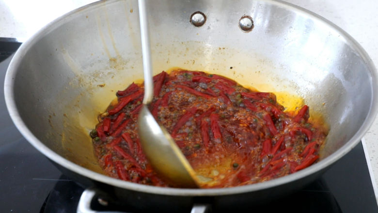 史上最好吃的沸腾水煮鱼,一勺红油，少许油，烧热至变色，出麻辣味