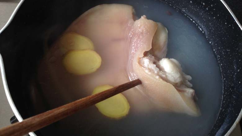 凉拌猪耳朵,猪耳朵煮至能用筷子轻松扎透就可以捞出