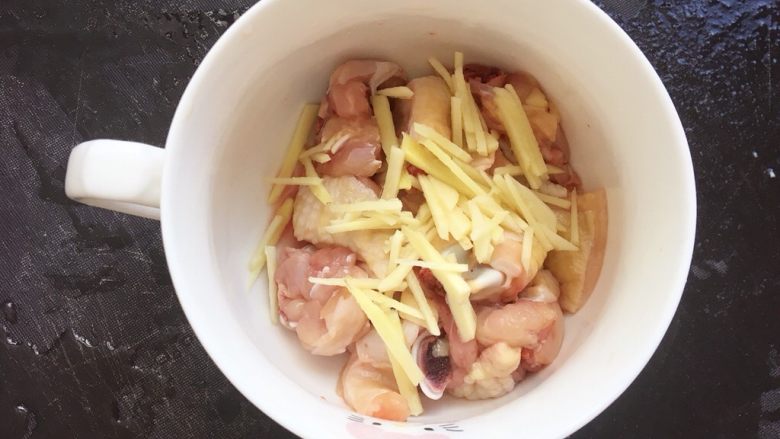 香菇土豆鸡腿焖饭,鸡全腿切块洗净，放入碗中，倒入生姜丝