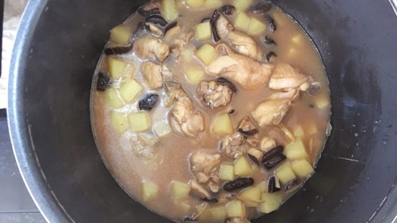 香菇土豆鸡腿焖饭,把锅中所有材料都倒入电饭煲中，搅拌均匀，按下煮饭键即可