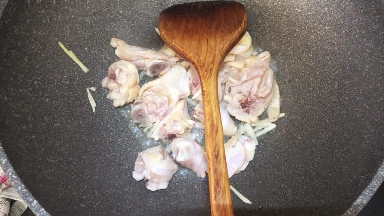 香菇土豆鸡腿焖饭,锅内留着炸完香菇剩下的油，倒入腌制好的鸡腿肉，爆炒变色