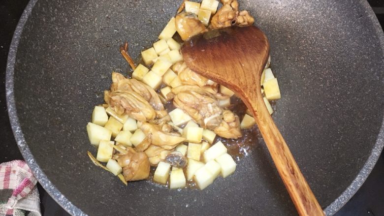 香菇土豆鸡腿焖饭,倒入土豆块，翻炒上色