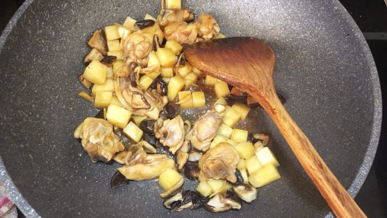 香菇土豆鸡腿焖饭,倒入香菇，继续翻炒均匀