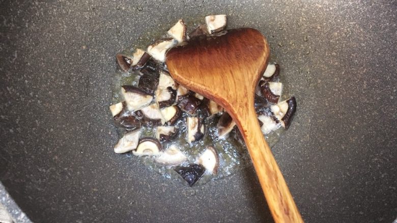 香菇土豆鸡腿焖饭,锅中倒入油，放入香菇爆香，炸至微微焦黄