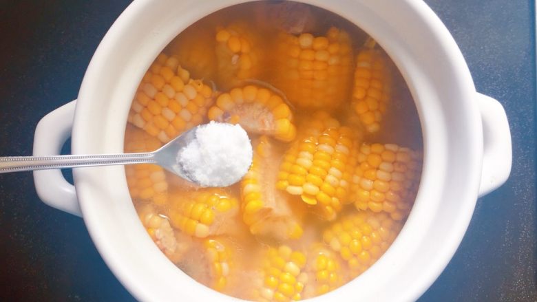 玉米排骨汤,再加入适量盐调味即可。