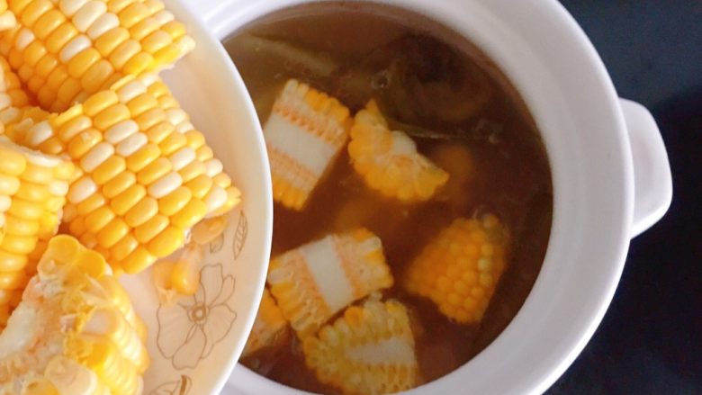 玉米排骨汤,40分钟后，打开锅盖，放入剁好的玉米段。
