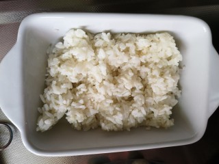 牛肉丸芝士焗饭,米饭装入烤盘中