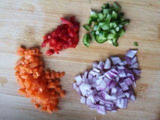 牛肉丸芝士焗饭,胡萝卜，洋葱，青红椒切小粒