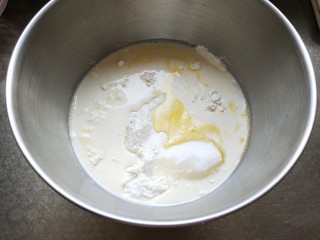波兰种，牛奶吐司,再加入除黄油之外所有材料，先放粉类再放液体，酵母盐分开放