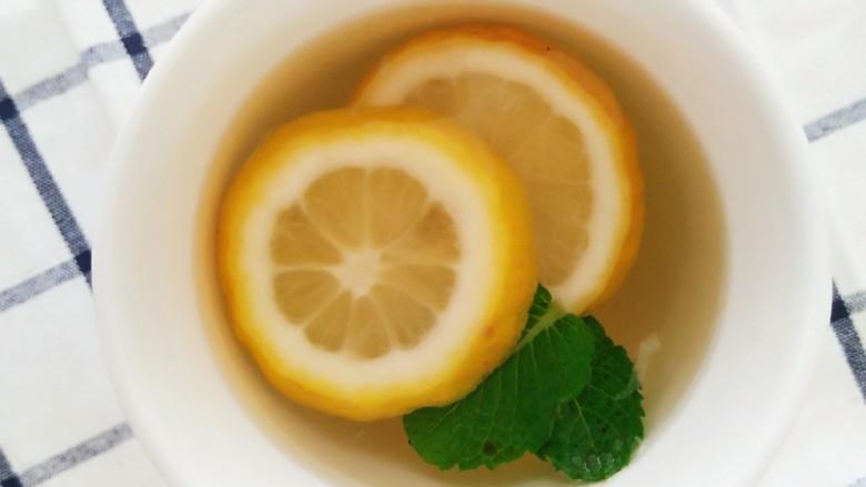 蜂蜜柠檬水,夹两片柠檬放进杯子里，可适当放些薄荷，口感清凉