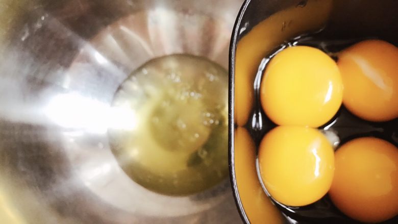 奥利奥夹馅蛋糕卷,蛋黄蛋清分离，蛋清入冰箱冷冻