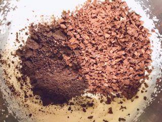 奥利奥夹馅蛋糕卷,加入奥利奥碎和巧克力薄脆，比例随意，只用其中一种都可以