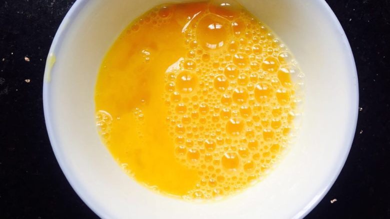 家常小菜之番茄炒鸡蛋
,然后鸡蛋加入少许盐和鸡精，打散备用