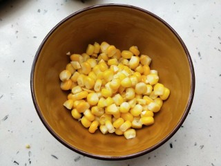 减脂美食～彩虹蔬果沙拉,玉米煮熟剥下玉米粒