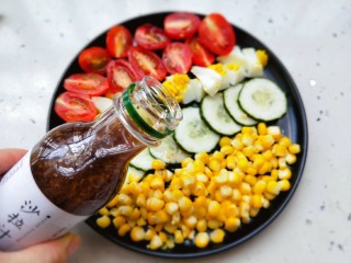 减脂美食～彩虹蔬果沙拉,沙拉汁用前摇一摇，加入1勺的量