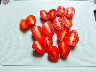 减脂美食～彩虹蔬果沙拉,小番茄洗干净对半切