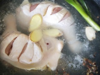 流口水的口水鸡,锅中放料酒 葱姜  花椒   八角两颗  