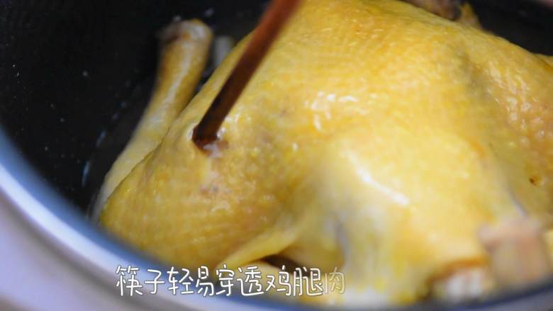电饭煲盐焗鸡—一滴水都不加，做出来的鸡却嫩滑多汁,筷子轻易穿透鸡腿肉，即可出锅。