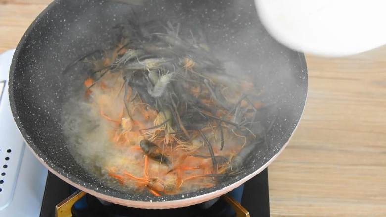 油爆虾—火爆杭州的老头儿油爆虾，自己在家也能做,油温7成热倒入河虾，炒至变色控油捞出。
