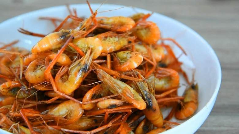 油爆虾—火爆杭州的老头儿油爆虾，自己在家也能做,油烧热把虾复炸10秒后盛出备用。