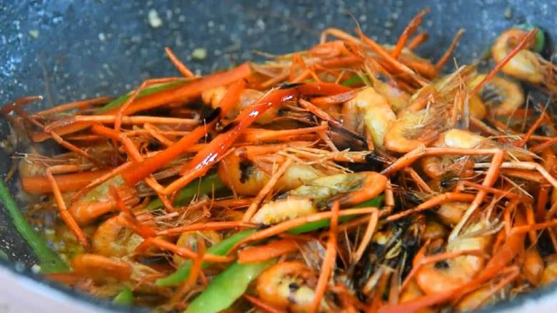 油爆虾—火爆杭州的老头儿油爆虾，自己在家也能做,加入料酒、2勺生抽、半勺老抽，炒匀。