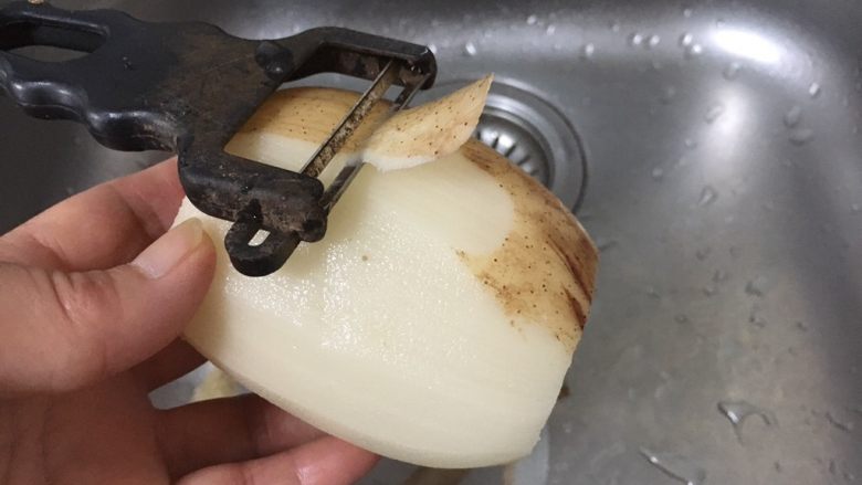 花椒油炝糖醋藕片,用刮皮刀将藕气刮下去。
藕的全身都是宝，为了口感好，还是把气刮下去了，实际不刮皮也可以。