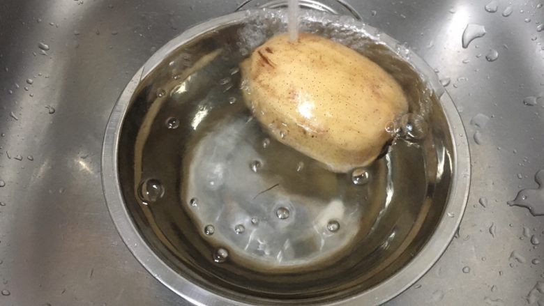 花椒油炝糖醋藕片,莲藕用清水反复清洗几遍。