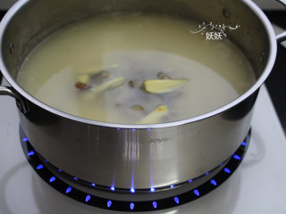 海参小米粥,小米粥烧开后把海参一起放进来煮，加入一勺植物油，调小火煮30分钟。