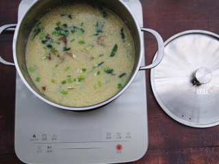 海参小米粥,最后两分钟把切碎的青菜放进来同煮，加入一勺盐调味即可。