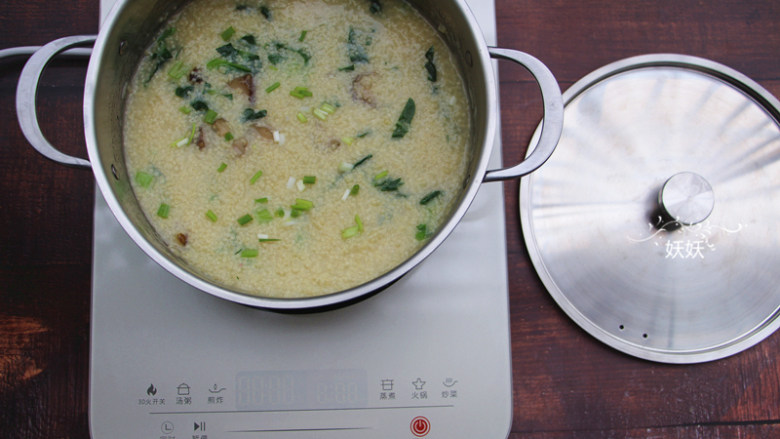 海参小米粥,最后两分钟把切碎的青菜放进来同煮，加入一勺盐调味即可。