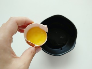 左宗棠鸡,蛋黄蛋清分离，取蛋清备用。