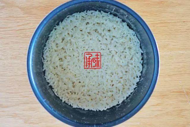 承味意大利糙米奶油蘑菇饭#发现粗粮之美#, 与此同时煮一锅糙米饭，记住这里的水和米的比例是0.8比1，因为一会在煮饭的过程中糙米还会二次吸收水分