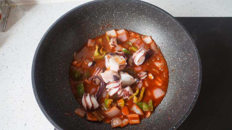 韩式辣酱章鱼足,汤汁熬到有些粘稠时放入章鱼足和青椒片拌匀就可以了