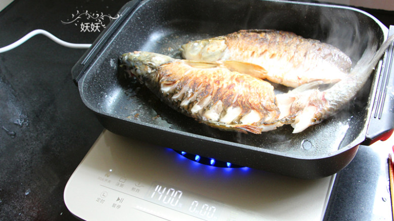 香辣烤鱼,用大锅煎起来方便，煎好直接留在烤盘里，不需要盛出来了。