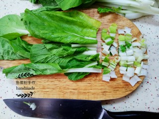 腊肠菜心粒,菜心浸泡半小时，冲洗干净。摘掉发黄的叶子。把干净的蔬菜沥干净水分，然后切掉菜头，把菜心切成小粒。