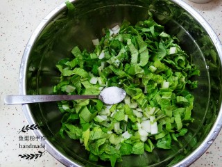 腊肠菜心粒,在切好的菜心粒里面加入一小勺的盐，用手把盐和菜心充分混合腌制约10分钟。