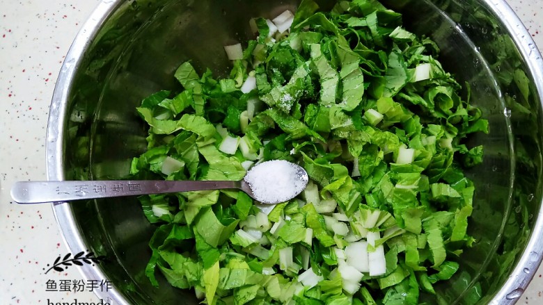 腊肠菜心粒,在切好的菜心粒里面加入一小勺的盐，用手把盐和菜心充分混合腌制约10分钟。