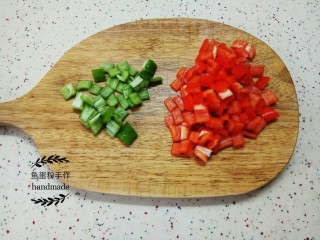 腊肠菜心粒,在菜心腌制的时候把青椒，红椒切成粒。