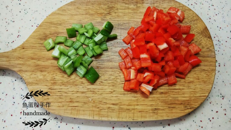 腊肠菜心粒,在菜心腌制的时候把<a style='color:red;display:inline-block;' href='/shicai/ 61'>青椒</a>，红椒切成粒。