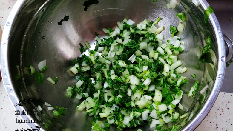 腊肠菜心粒,腌制好的菜心用力把水分挤出来。如果怕咸味高，可以用清水冲洗一次，然后再把水分挤干净。
